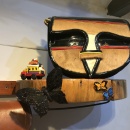 Eine kunstvolle Handtasche auf einem Regalbrett aus Holz...