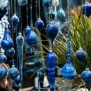 Weihnachtsdekoration mit blauen tropfenförmigen Christbaumkugeln...
