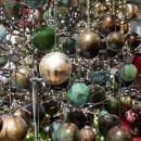 Weihnachtsdekoration mit Christbaumkugeln