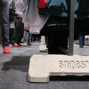 Ein Betonfuß für einen Kleiderständer mit dem Logo von Snipes eingelassen...