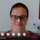 Eine Frau testet virtuelle Make-up-Anproben in einem Webshop...