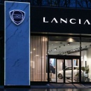 Außenansicht des neuen Lancia-Stores in Mailand mit Lancia-Logo und -Schriftzug...