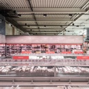 Kühlregale und Kühlinseln für Fleisch und Wurst in einem Cash & Carry Markt...