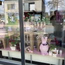 Schaufenster einer Apotheke, welches mit Osterdeko in der Pastellfarbe Rosa...