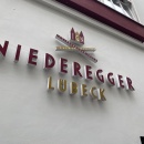 Das Niederegger-Logo ziert die Außenfassade des Gebäudes und verweist auf die...