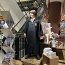 Eine Harry Potter Figut steht im Store als Designelement....