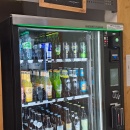 Ein Automat an dem man sich Getränke kaufen kann.