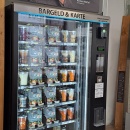 Ein Automat gefüllt mit Fertiggerichten.