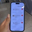 Smartphone zeigt Warenkorb mit drei ausgewählten Artikeln: Spielkarten- und...