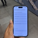 Smartphone zeigt Formular zur Eingabe der Versandinformationen mit Feldern für...