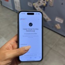 Smartphone zeigt Bestellbestätigung mit Bestellnummer und Hinweis, dass eine...
