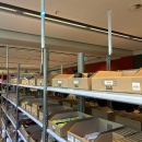 Regale mit Waren und aktivem Pick-by-Light-System, blaue Leuchte zeigt den...