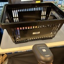 Leerer Packtisch mit Scanstation, Warenkorb wird vorbereitet, um Artikel zu...