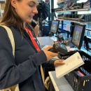 Person scannt ein Produkt am Packtisch mit Handscanner zur finalen...