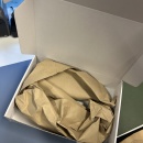 Versandkarton mit schützendem Packpapier vorbereitet für den Versand der...
