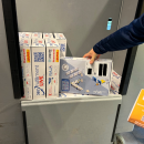 Fertig gepacktes und etikettiertes Paket wird zu anderen Paketen in einen...
