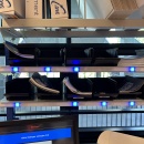 Regale mit Beilegern, blaues Licht signalisiert, welche Materialien beigelegt...