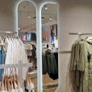 Verschiedene Spiegel im ONLY-Store.