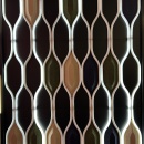 Abstraktes Wandmuster aus weißen, geschwungenen LED-Lichtlinien mit farbigen...