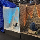 Zwei verschiedene Räume getrennt durch eine Wand. Der eine weiß mit...