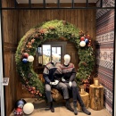 Großer Blumenkranz in Kombination mit Holzpanelen....