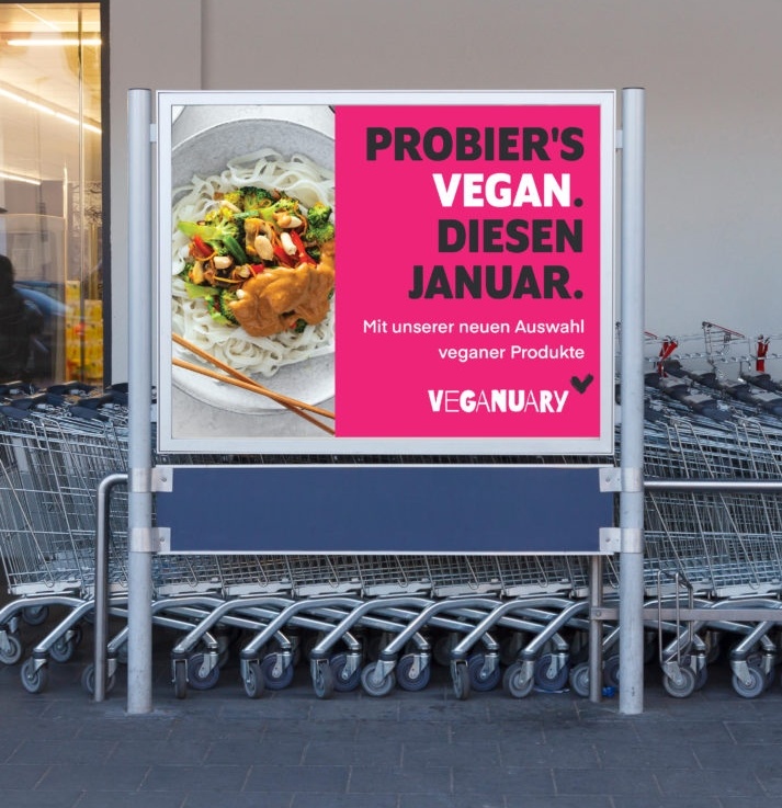 Ein Schild mit der Aufschrift Probiers vegan dieses Januar vor einer Reihe von...