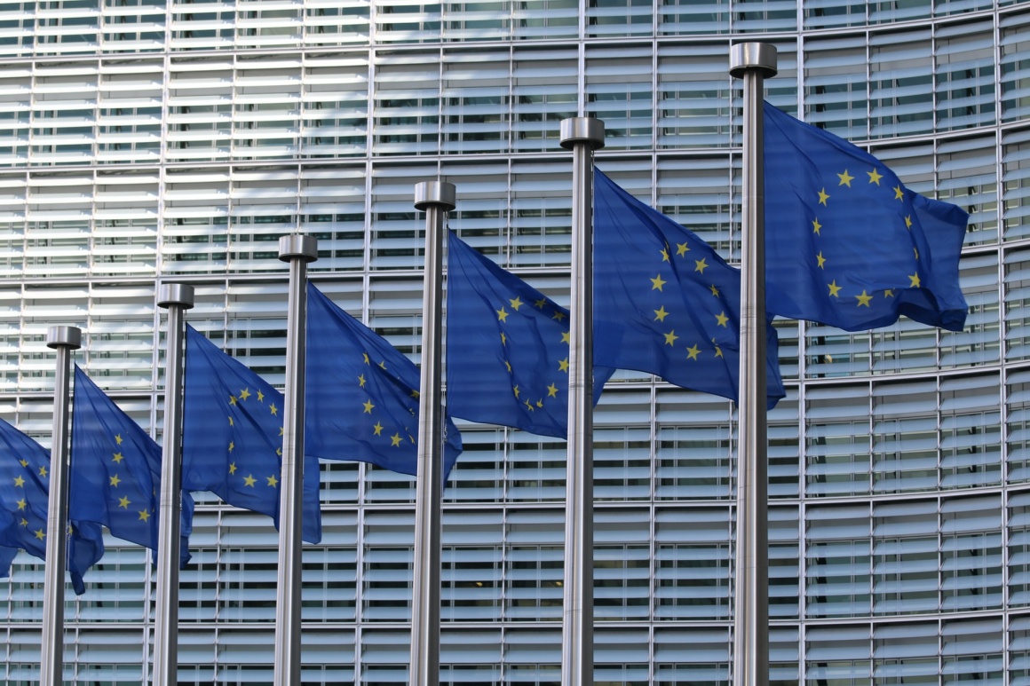 EU-Flaggen wehen vor einem Gebäude; Copyright: Guillaume Périgois/Unsplash...