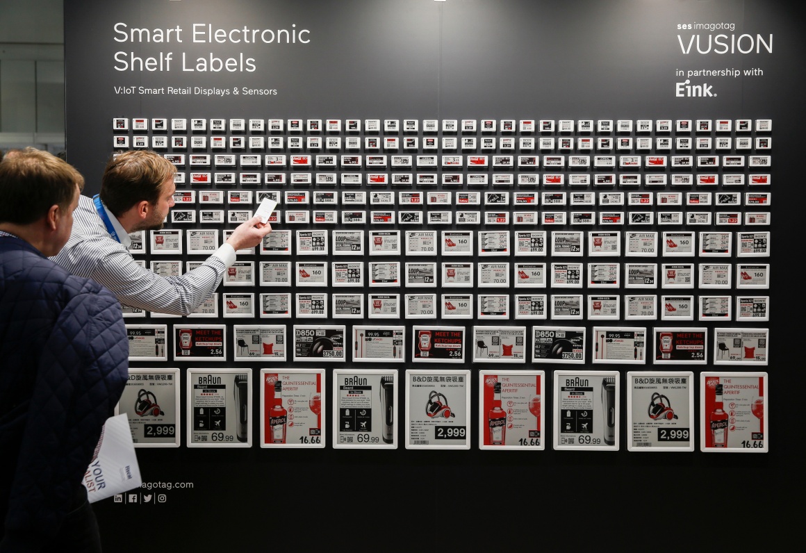 Eine Wand mit einer Vielzahl elektronischer Preisschilder...