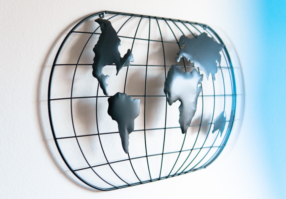 Eine einfache stilisierte Weltkarte auf einem Längen- und Breitengradnetz,...