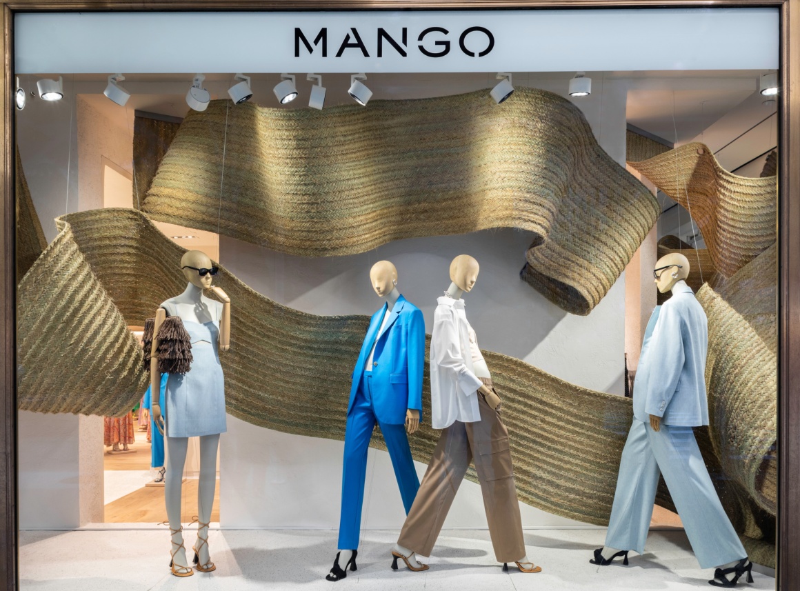 Vier Schaufensterpuppen im Schaufenster des neuen Mango-Store in New York...