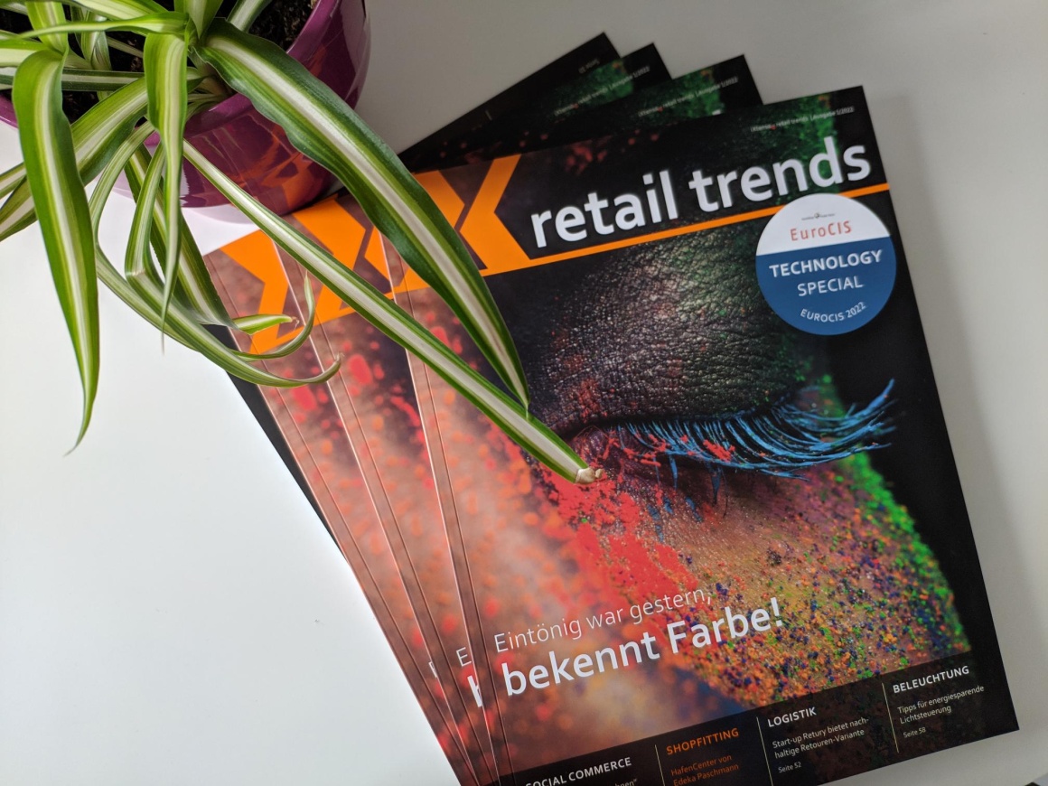 neue retail trends-Magazine auf weißem Hintergrund. Oben links eine grüne...
