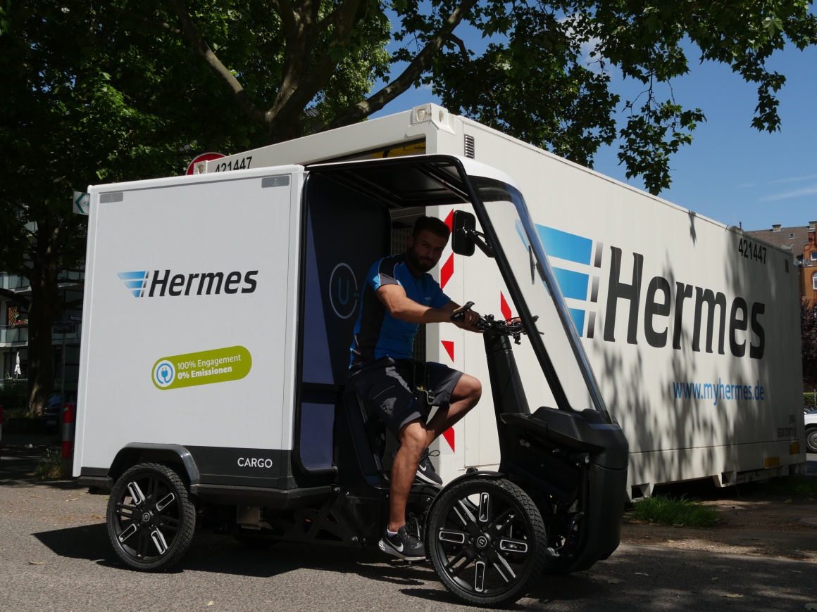 Lastenrad von Hermes in Wiesbaden, dahinter ein Hermes Container...