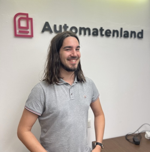 Ein Mann steht vor dem Logo der Automatenland GmbH