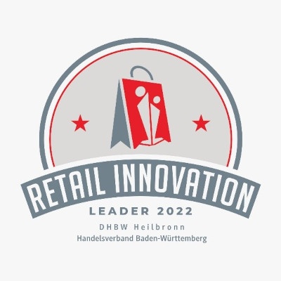 Das Logo des Retail Innovation Wettbewerbs, eine rote Einkaufstasche auf grauem...