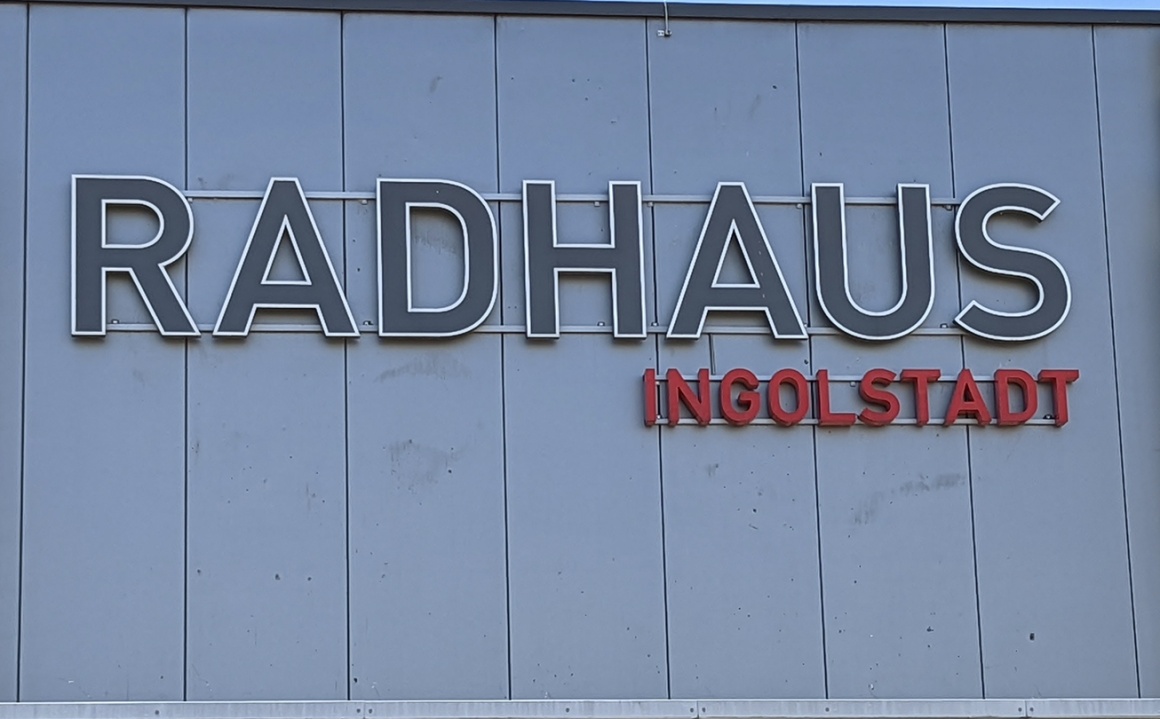 Radhaus Ingolstadt steht in großen Buchstaben an einer Fassade...