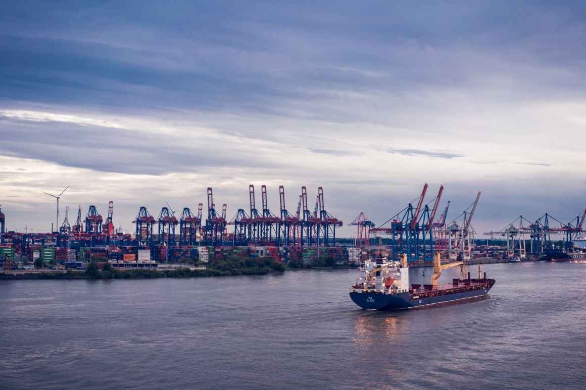 Ein Containerschiff fährt vor den Landungsbrücken am Hamburger Hafen...
