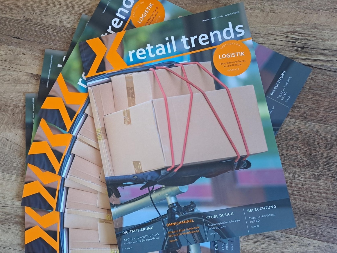 Mehrere Exemplare der aktuellen Ausgabe von retail trends liegen auf einem...