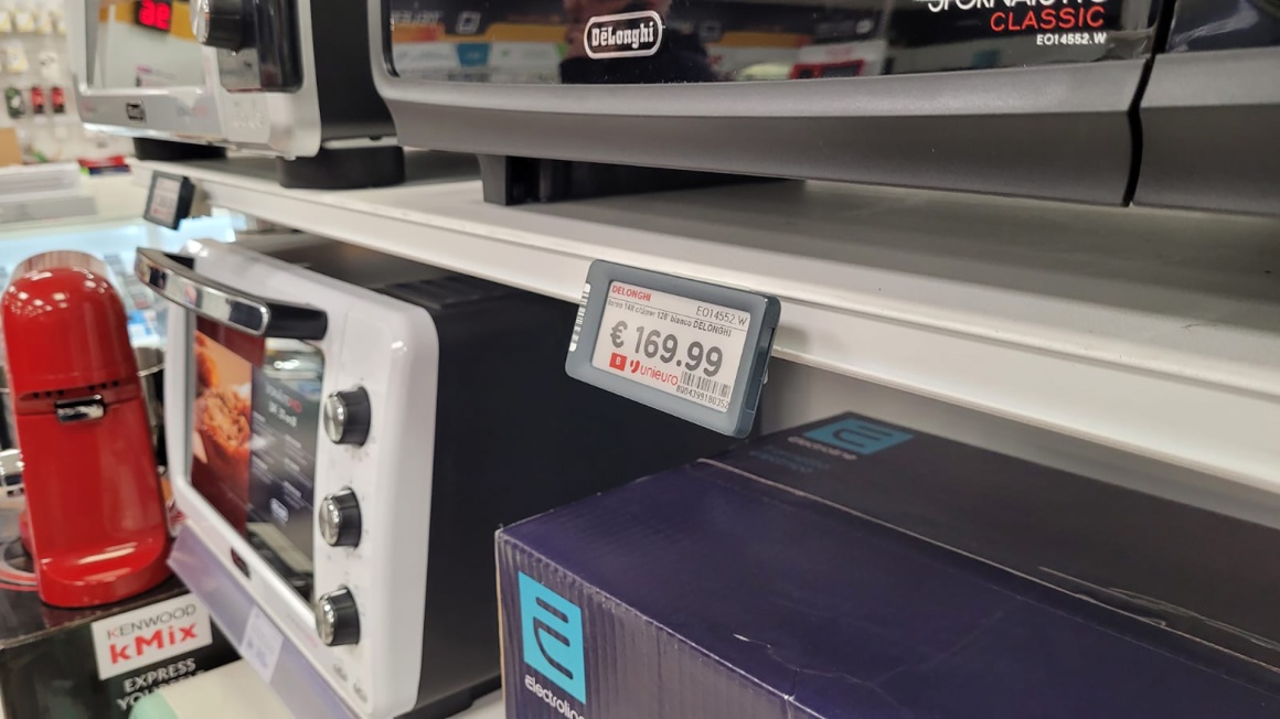 Ein elektronisches Preisschild an einem Regal