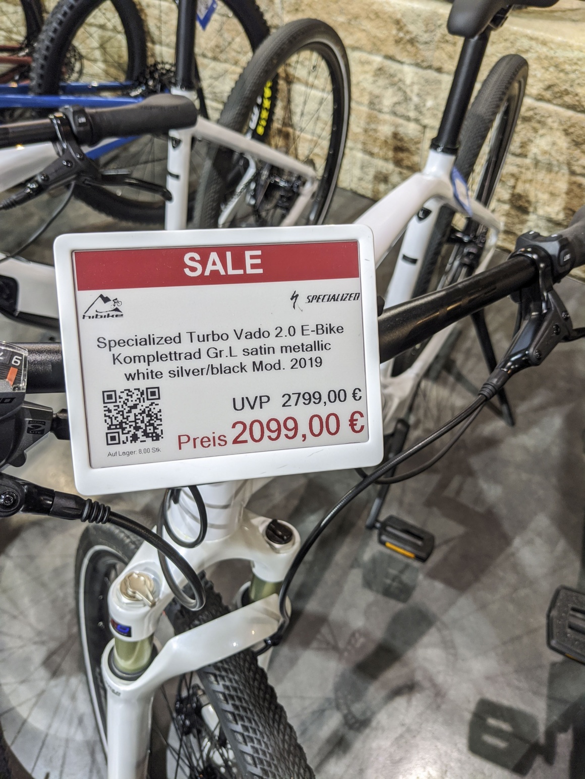 Ein elektronisches Preisschild an einem Fahrrad