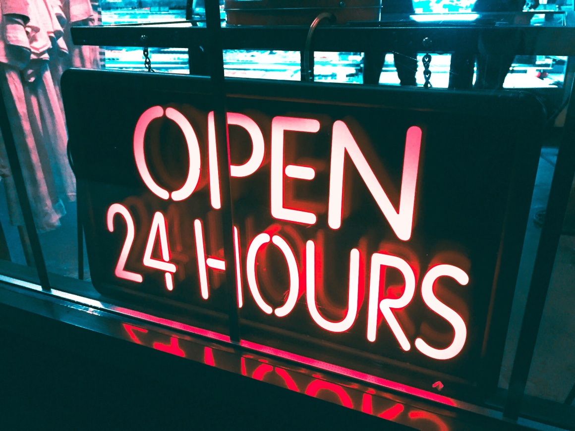 Ein Schild mit der Aufschrift Open 24 Hours