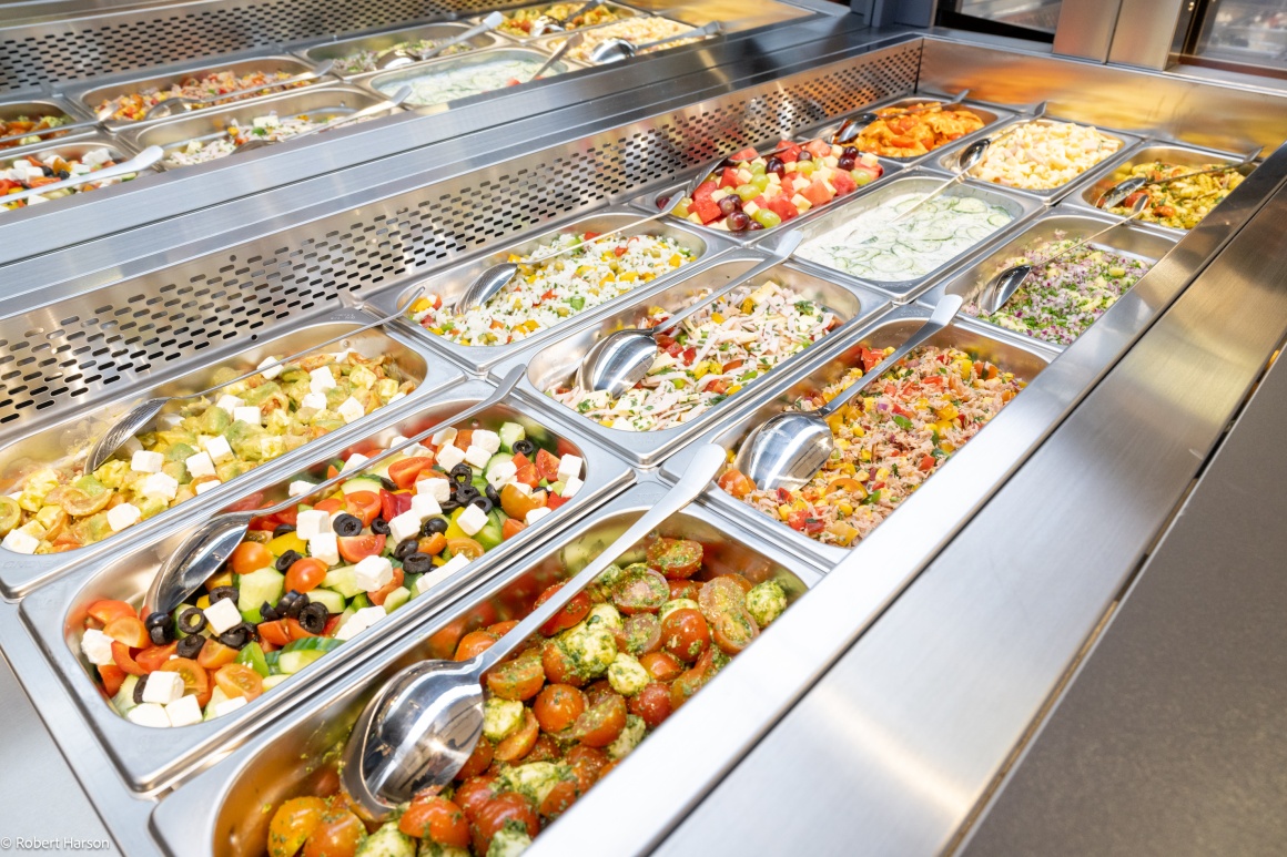 Eine Salatbar im neuen Billa Shop am Flughafen Wien...