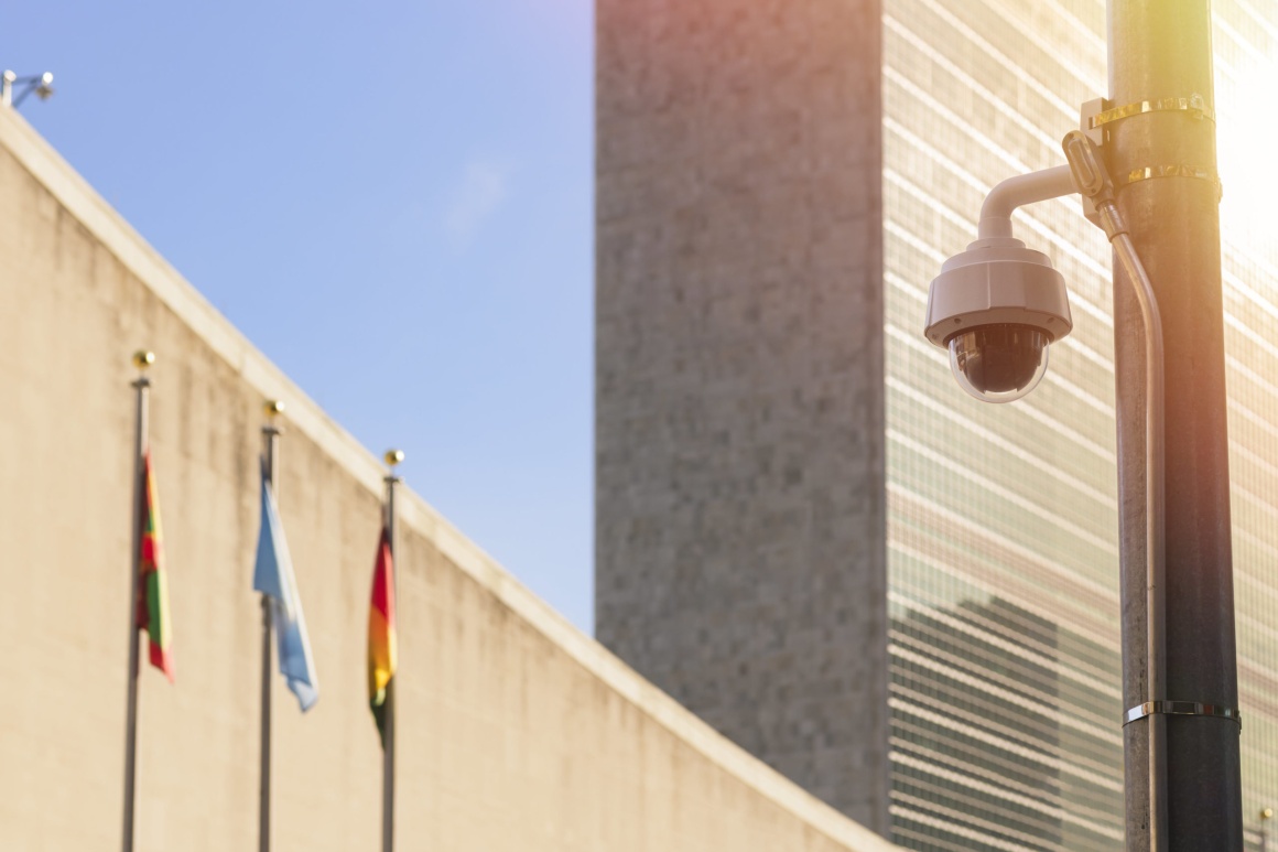 Eine Überwachungskamera vor dem UN-Gebäude in New York...