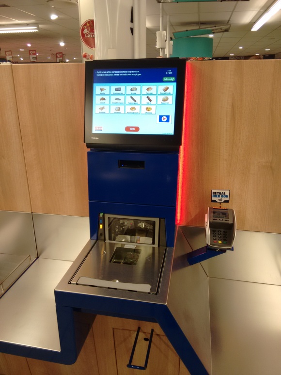Foto: Bei DEEN Supermarkten können die Kunden selbst scannen...