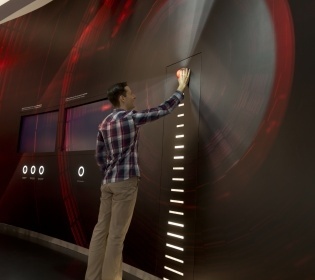 Der Besucher nimmt mit der digitalen Kugel interaktiv an der Audi-Ausstellung...