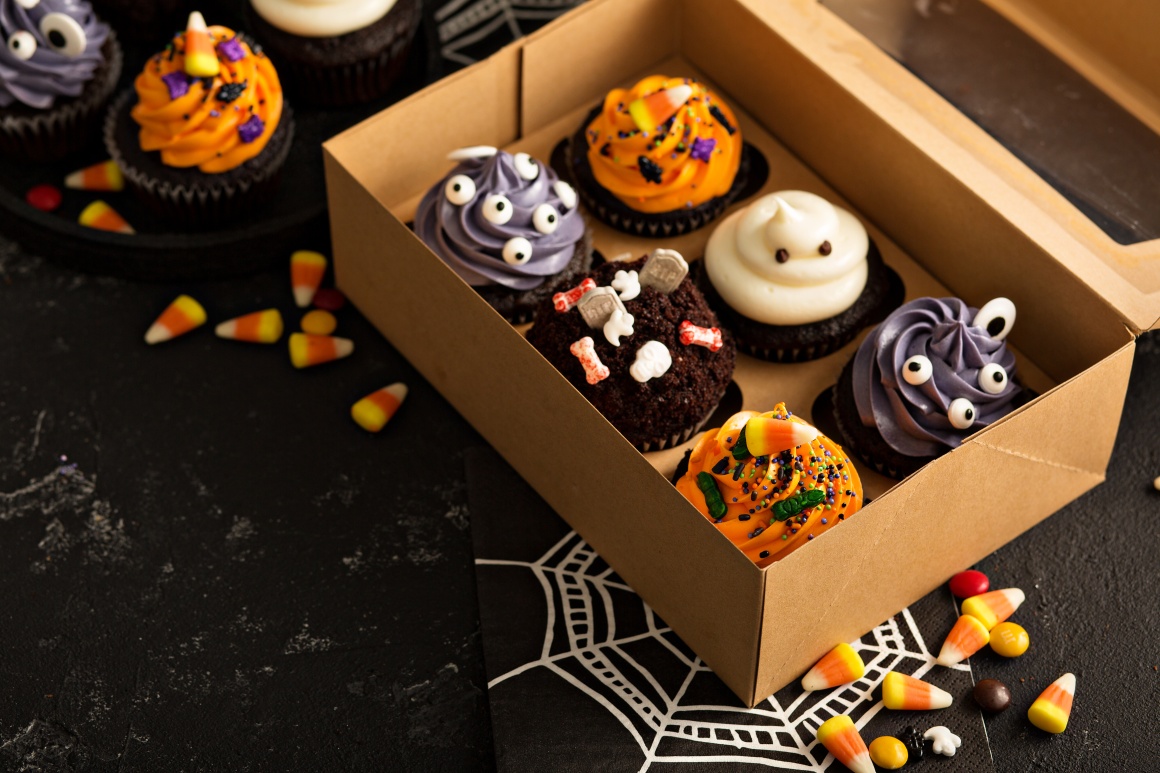 Muffins im Halloween-Stil in einem Kartom