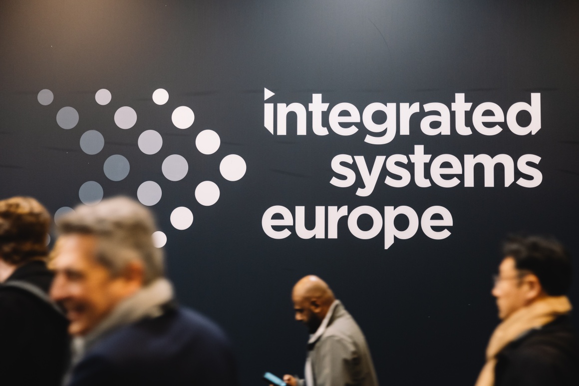 Eine Wand auf der ISE mit dem Schriftzug : integrated systems europe...