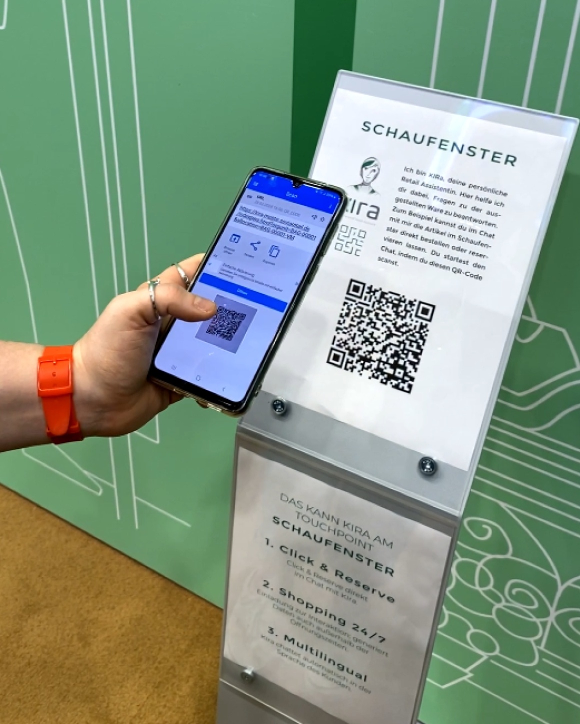 Ein QR-Code der Kira App wird gescannt.