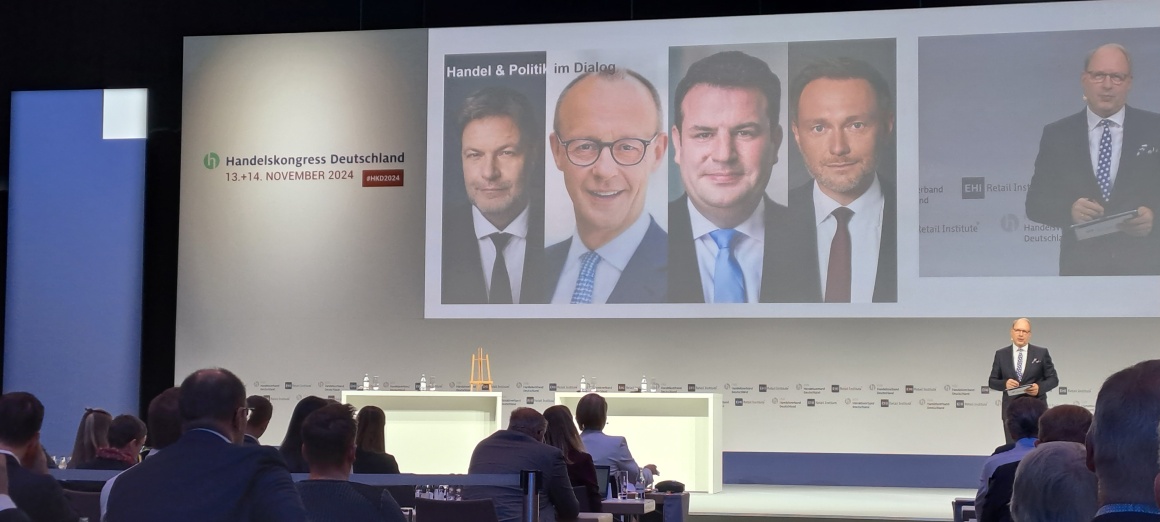 Bühne beim Handelskongress 2024. Ein Mann auf der Bühne. Eine Kollage mit 4...