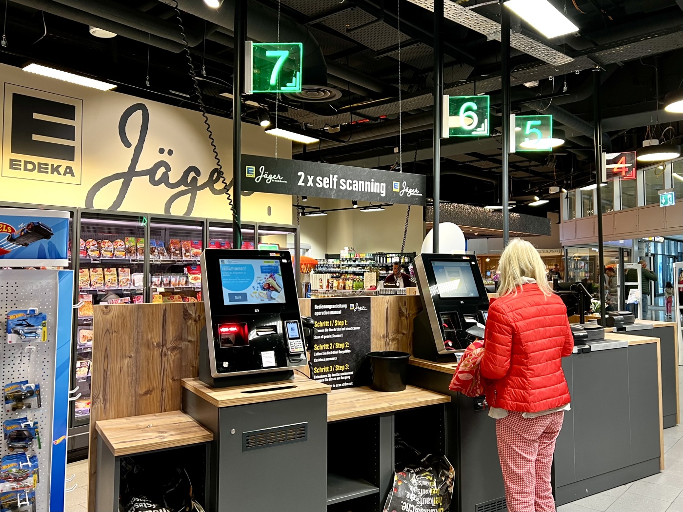 Foto: Personalloser Supermarkt: Wie EDEKA am Flughafen Stuttgart die Nacht zum...