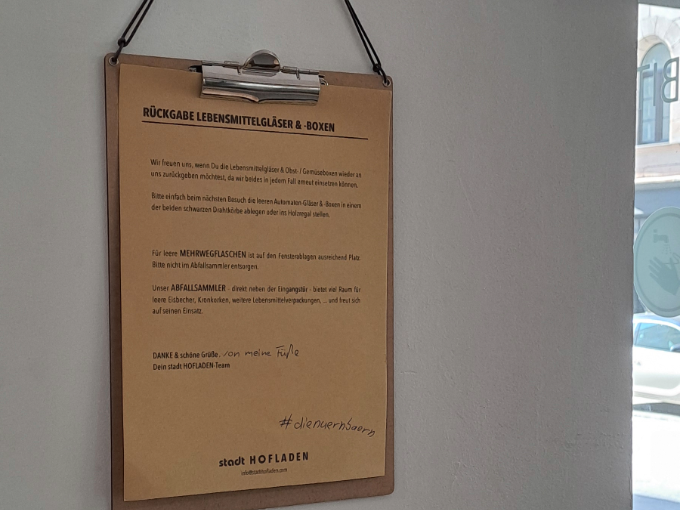 Ein Klemmbrett mit Informationen für die Rückgabe von Behältnissen...